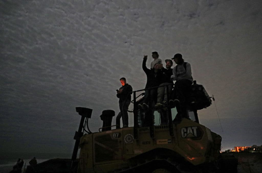 Decenas de personas se reunieron cerca de Cabo Cañaveral para observar el lanzamiento del cohete, que fue nombrado en honor a John Glenn, el primer estadounidense en orbitar la Tierra.