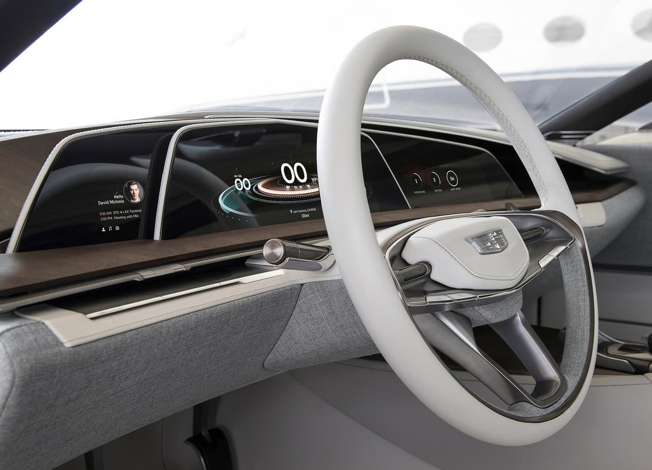 Los más de 5,30 metros de longitud ofrecen un amplio espacio al interior del auto, que está colmado de lujos. No esperábamos otra cosa de 
<b>Cadillac</b>. En el habitáculo hay espacio para que 4 pasajeros viajen en asientos individuales.