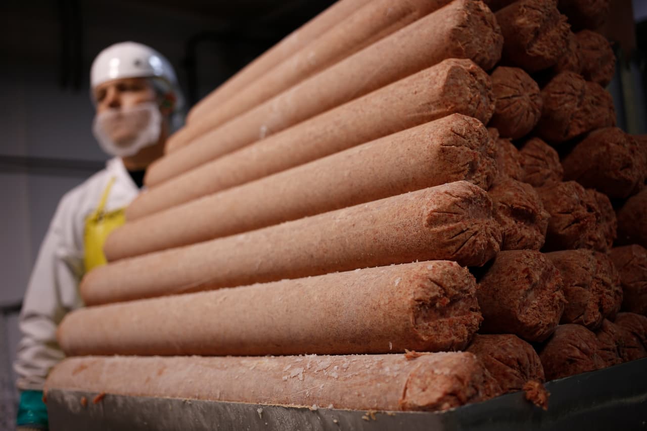 <b>Embutidos y preparaciones alimenticias.</b> Incluye salchichas, jamones, mortadelas y chorizos producidos en Estados Unidos. “México ha indicado en reiteradas ocasiones que este tipo de medidas bajo el criterio de seguridad nacional no son adecuadas ni justificadas”, reclamó México en su comunicado como respuesta al anuncio estadounidense.