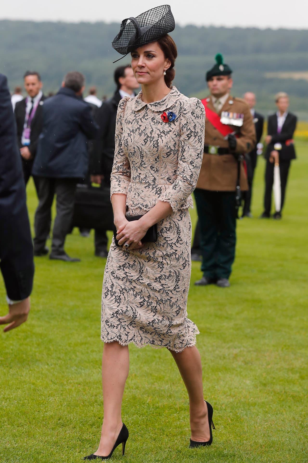 Hay algo en el estilo de Kate Middleton que la hace parecer muy distinguida pero a la vez la muestra como una mujer común cuyas apuestas podrían ser fácilmente replicables. Su estilo conservador y clásico se hizo evidente en este vestido de encaje y peplum que usó para el Somme Centenary Commemorations en Francia que acompañó de zapatos Murberry y sombrero de Lock & Co.