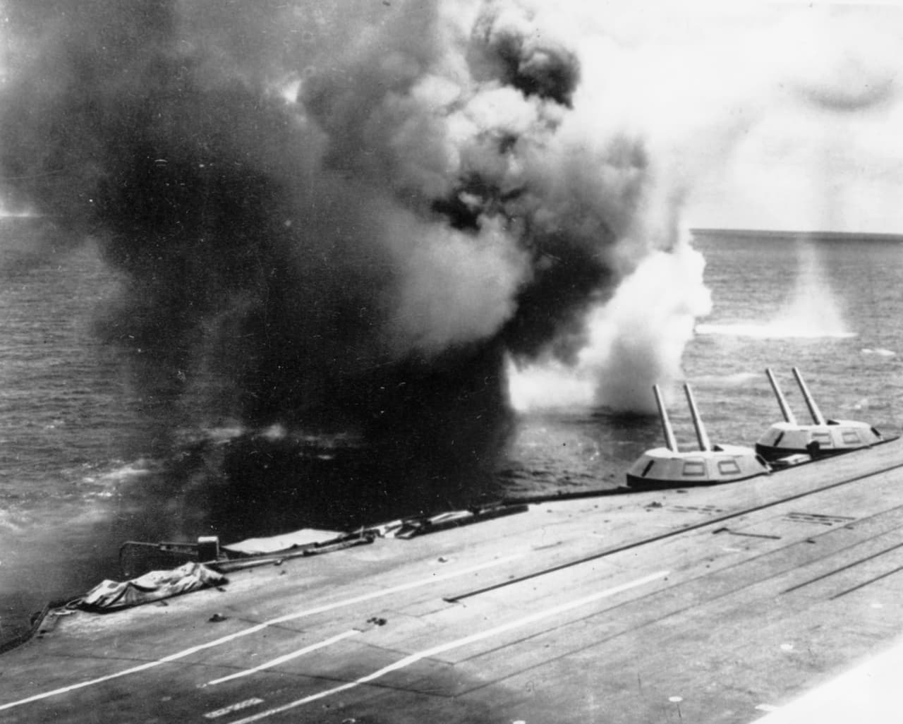 Un piloto japonés kamikaze al momento de estrellarse contra un portaaviones británico frente a las islas Ryukyu, el 4 de mayo de 1945. Japón lanzó cerca de 2,000 ataques suicidas contra la flota aliada, hundieron 26 barcos y dañaron 164.
<br>