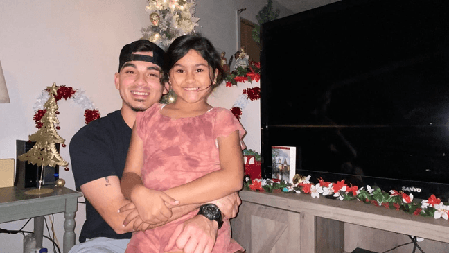 <b>Amerie Jo Garza</b>, junto a su padre Angel Garza, quien cumplió 10 años hace dos semanas. "Mi pequeño amor ahora está volando alto con los ángeles del cielo", dijo Angel Garza a la cadena ABC News después de confirmar su deceso.