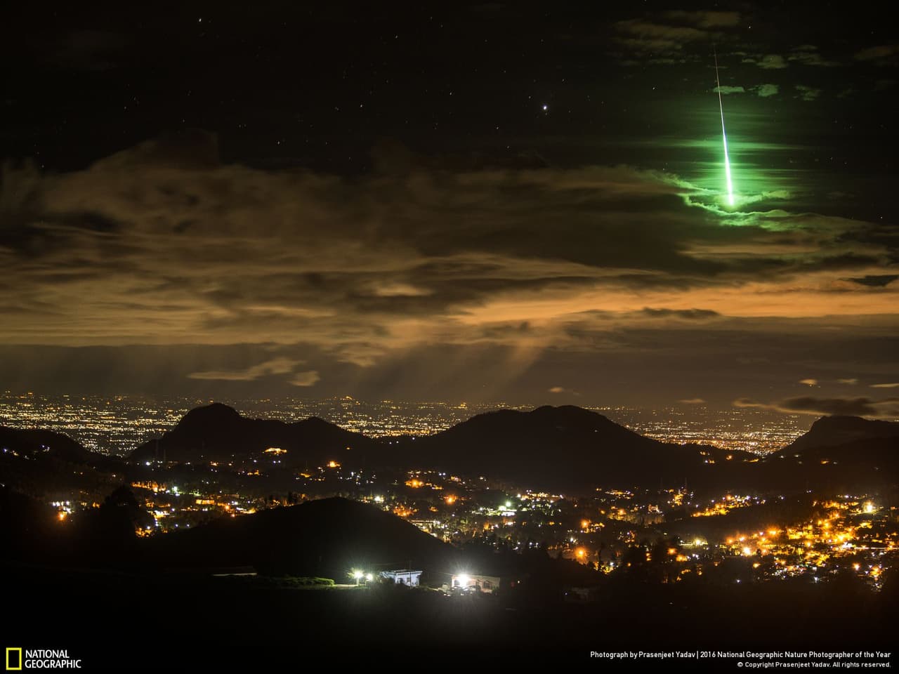 Un meteorito verde (producto de la mezcla del oxígeno caliente a su alrededor y de la combinación de minerales que lo encienden en su entrada a la Tierra) surcando el cielo de la India y captado por Prasenjeet Yadav obtuvo mención honorífica en la categoría de paisaje.