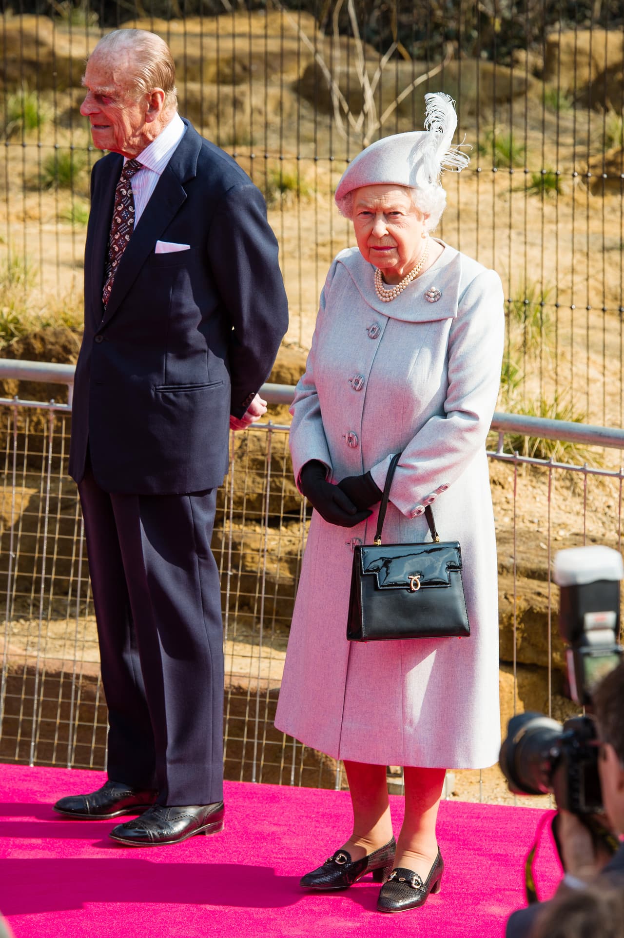 La monarca inauguró la nueva atracción del zoológico de Londres.