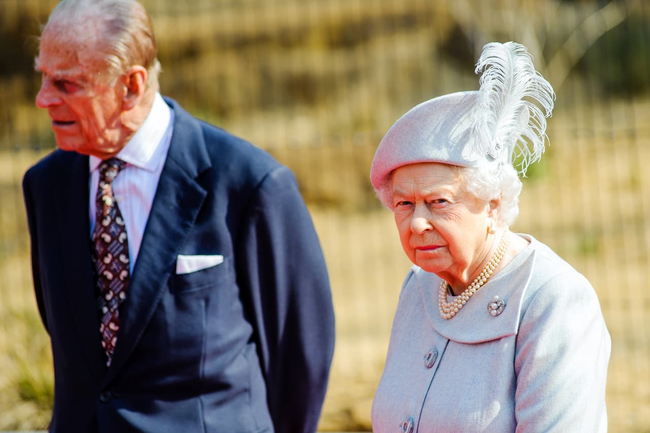 Por más que se trate del progenitor de 
<b><a href="https://www.univision.com/entretenimiento/realeza/poco-probable-que-meghan-markle-sea-la-madrina-del-principe-louis-sorry-fotos">Meghan Markle</a></b>, esposa del 
<b><a href="https://www.univision.com/entretenimiento/realeza/meghan-y-harry-anuncian-su-primer-viaje-oficial-como-duques-de-sussex-y-aqui-te-decimos-a-donde-iran">príncipe Harry,</a></b> el retirado de 73 años tiene a la familia real británica descontenta después de tantos escándalos con la prensa rosa, de quienes ha recibido dinero por
<b><a href="https://www.univision.com/estilo-de-vida/bodas/tras-su-escandalosa-venta-de-fotos-el-papa-de-meghan-markle-queda-fuera-de-la-boda-real"> fotos</a></b> y por una entrevista en la que no dejó muy bien parado a su yerno.