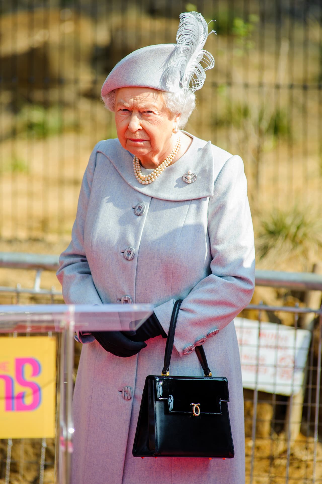 La 
<b><a href="https://www.univision.com/entretenimiento/realeza/estos-son-los-mas-ricos-de-la-realeza-europea-ojo-isabel-ii-no-es-la-que-mas-tiene-fotos">reina Isabel II</a></b> tendrá un encuentro en julio con el presidente estadounidense 
<b><a href="https://www.univision.com/entretenimiento/fotos-asi-han-sido-los-encuentros-entre-kim-kardashian-y-donald-trump-fotos">Donald Trump</a></b> y a 
<b><a href="https://www.univision.com/estilo-de-vida/bodas/se-acabo-el-relajo-el-papa-de-meghan-markle-no-va-a-la-boda-porque-lo-operaran-del-corazon">Thomas Markle</a></b>, papá de la nueva
<b> <a href="https://www.univision.com/entretenimiento/realeza/meghan-markle-hace-historia-al-competir-por-un-galardon-que-llevaria-al-palacio-de-kensington">duquesa de Sussex</a></b>, la parece inexcusable que la monarca reciba al funcionario y no le haga una invitación a él.