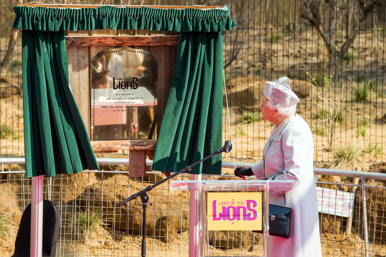 La Reina Isabel develó la placa y dio por inaugurada la atracción.