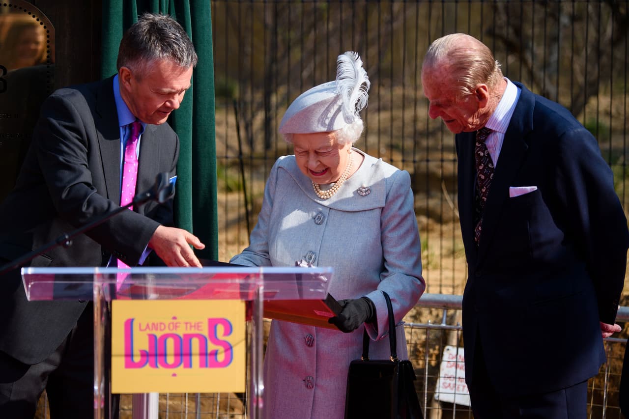 La reina y su esposo revisando detalles del discurso.