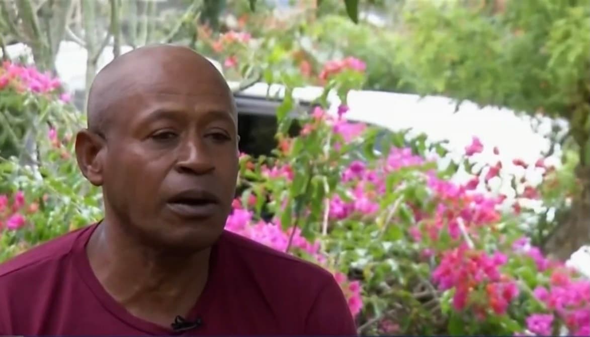 José del Rosario, padre del joven, dice que es dificil ver cómo se complica todo cuando su hijo enferma y tiene que llevarlo al doctor pero no cuenta con dinero. 
<b>"Tengo que salir a pedir prestado"</b>, dice afligido.