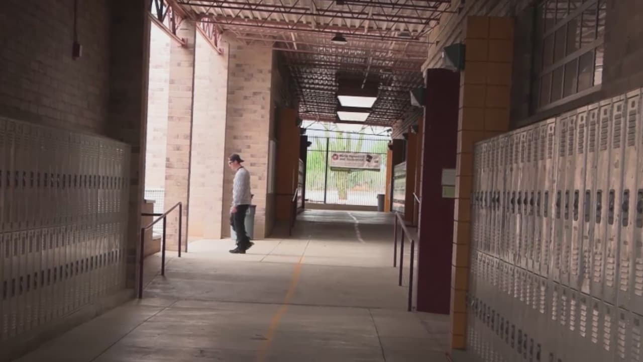 Realizan simulacro de entrenamiento contra tiroteos en una secundaria de Tucson