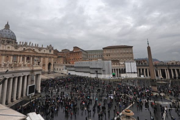 La fumata pudo verse en dos grandes pantallas situadas en los laterales de la Plaza de San Pedro que mantuvieron la imagen fija del techo de la Capilla Sixtina con los dos metros de chimenea de la que este martes y miércoles salió una densa humareda negra poco antes de las ocho de la tarde.