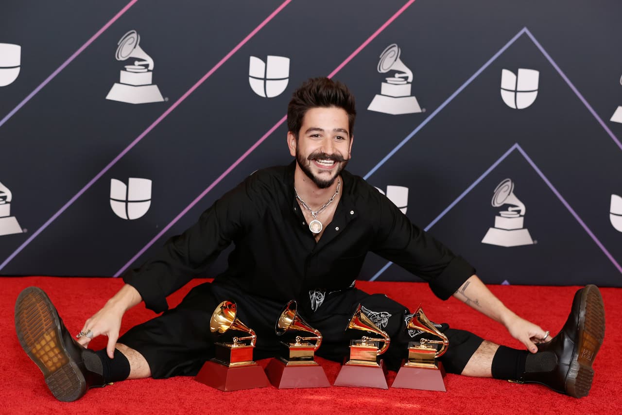 El colombiano se convirtió en el mayor galardonado de la noche de
<b><a href="https://www.univision.com/shows/latin-grammy" target="_blank">Latin GRAMMY 2021</a></b> al obtener los premios en las categorías
<b>Mejor Canción Pop</b> con el tema ‘Vida De Rico’, en
<b>Mejor Canción Tropical</b> con ‘Dios Así Lo Quiso’, en la categoría
<b>Mejor Fusión/Interpretación Urbana</b> con ‘Tattoo’ y
<b>Mejor Álbum Vocal Pop</b> por ‘Mis Manos’.