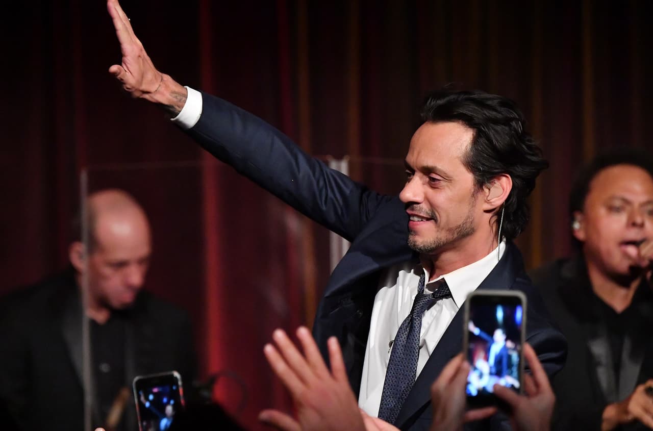 Recientemente, Marc Anthony también fue uno de los artistas puertorriqueños que 
<b><a href="https://www.univision.com/radio/radio-nacional/en-fotos-marc-anthony-se-une-a-la-larga-lista-de-artistas-puertorriquenos-que-exigen-la-renuncia-de-ricardo-rossello-fotos">exigió la renuncia de Ricardo Rosselló</a></b> tras la filtración de un chat privado.