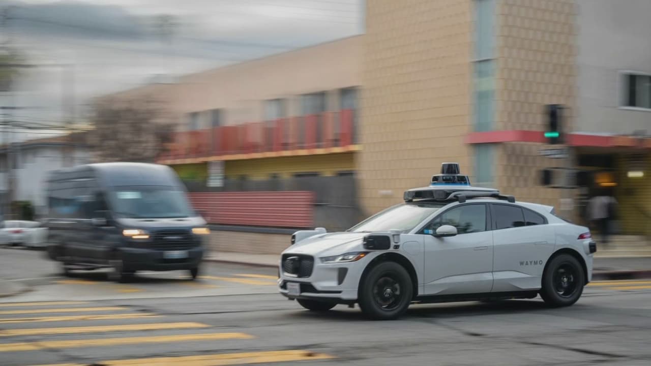 El debate por la tecnología autónoma: Accidentes que involucran a vehículos Waymo en Los Ángeles reavivan dudas entre usuarios