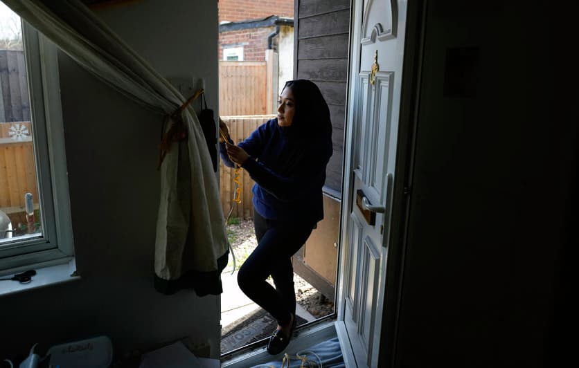 <b>3. </b>En ocasiones los estafadores entregan códigos para entrar a las casas o apartamentos para rentar, pero le piden que vaya solo a verlo. Normalmente, las agencias o dueños deben mostrar la propiedad en persona.