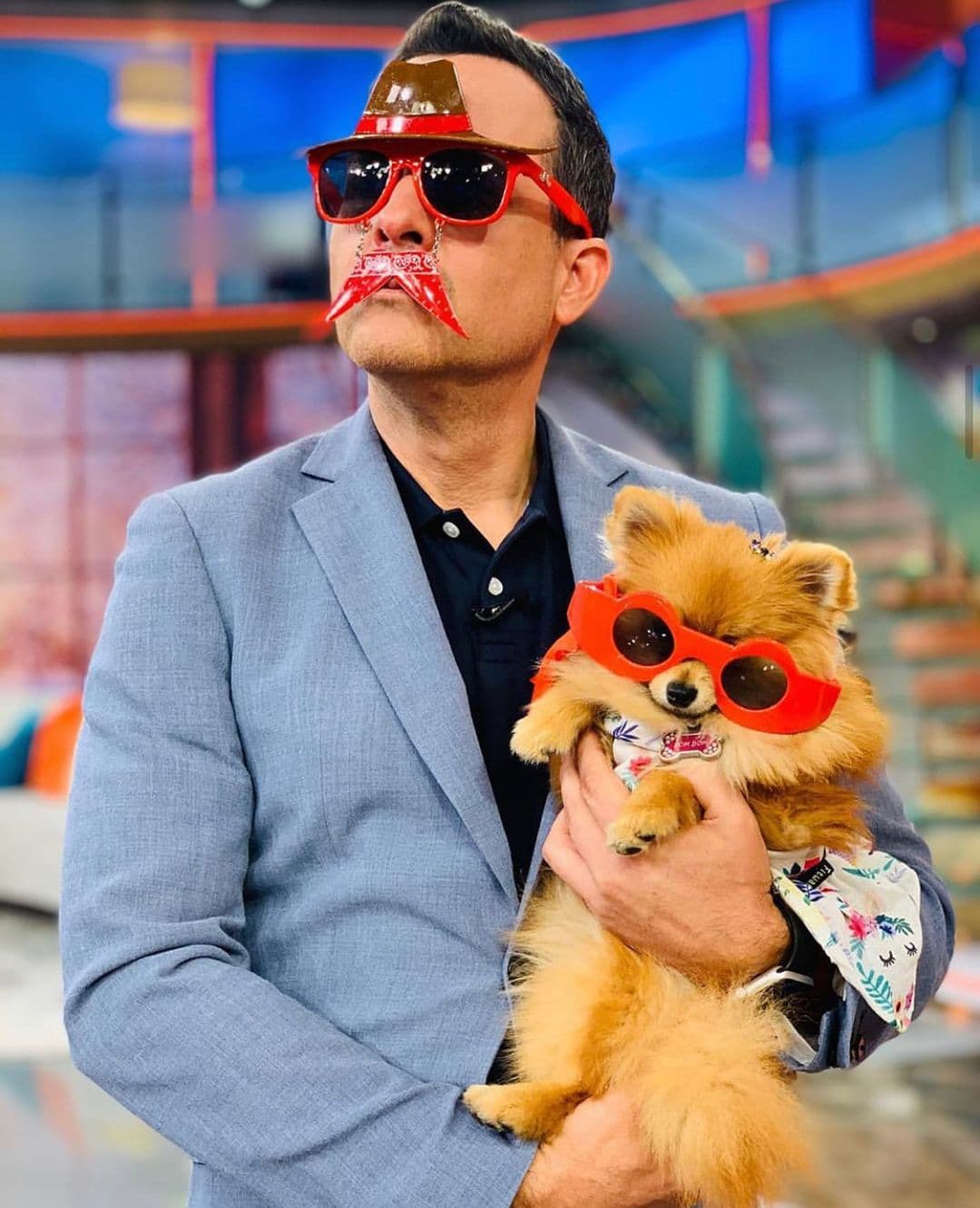 El conductor es amante de los caninos y en el estudio también cuida muy bien a Bombón, la mascota de Despierta América. Además, es notable el parecido de Luna con la perrita del show.