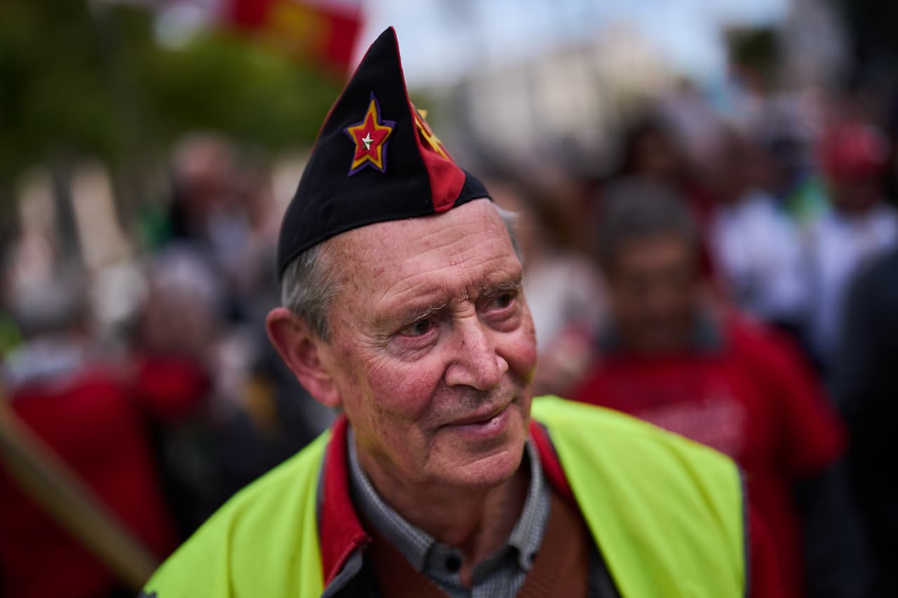 Un jubilado marcha para defender sus derechos de retiro en Madrid, España, el sábado 24 de octubre de 2026.