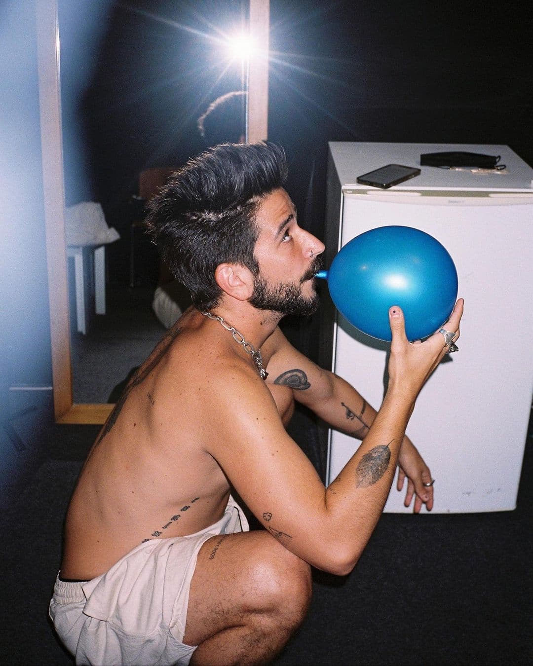 El intérprete de ‘Buenos días’ se realizó un tatuaje como muestra de amor a Evaluna, el cual presumió en redes sociales en 2020. El dibujo está en un costado de su torso y dice ‘Evaluna’.