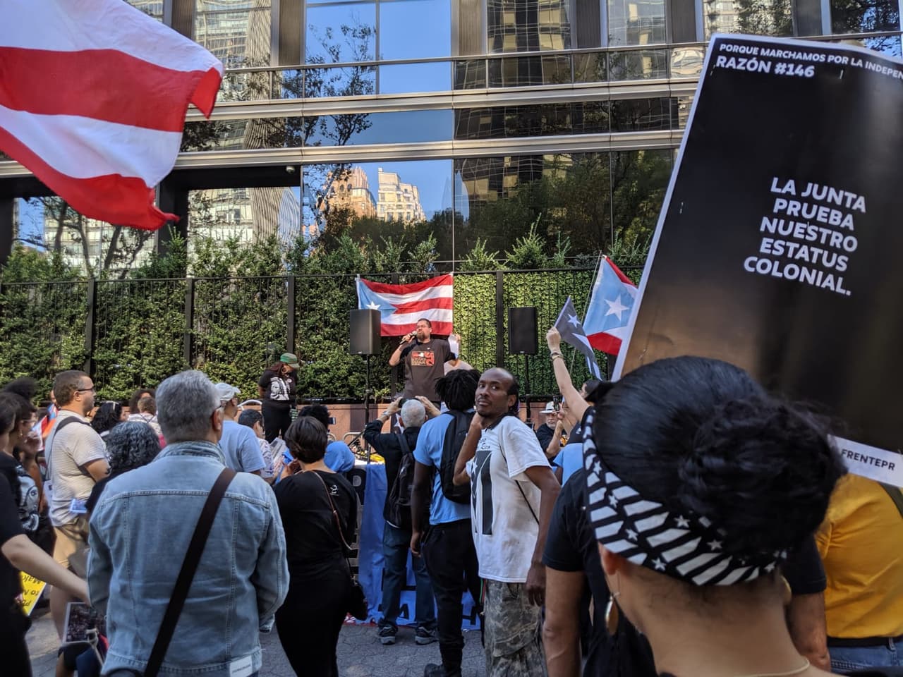 Decenas de boricuas y aliados reunidos para un mítin en Dag Hammarskjold Plaza en Manhattan.