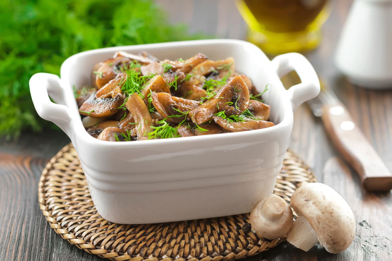 Cuando las saques del sartén puedes colocarlas en servilletas para que desprendan el exceso de aceite. Te recomendamos acompañarlas con una ensalada sencilla de brócoli, o de pepino y sésamo, o bien, espinaca y nueces.