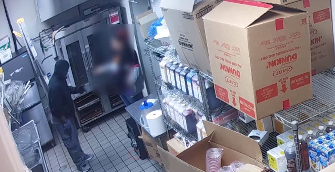 Chesley Lightsey, jefa de homicidios de la Fiscalía de Distrito, pidió al público que revisara el video de vigilancia "muy claro" del sospechoso desde el interior de la tienda que la policía publicó en YouTube y les ayudara a determinar 
<b><a href="https://www.univision.com/local/philadelphia-wuvp/hispana-gerente-dunkin-donuts-asesinada-robo-filadelfia?utm_campaign=Univision+65+Philadelphia&utm_medium=social&utm_source=facebook" target="_blank">quién disparó a Christine Lugo.</a></b>