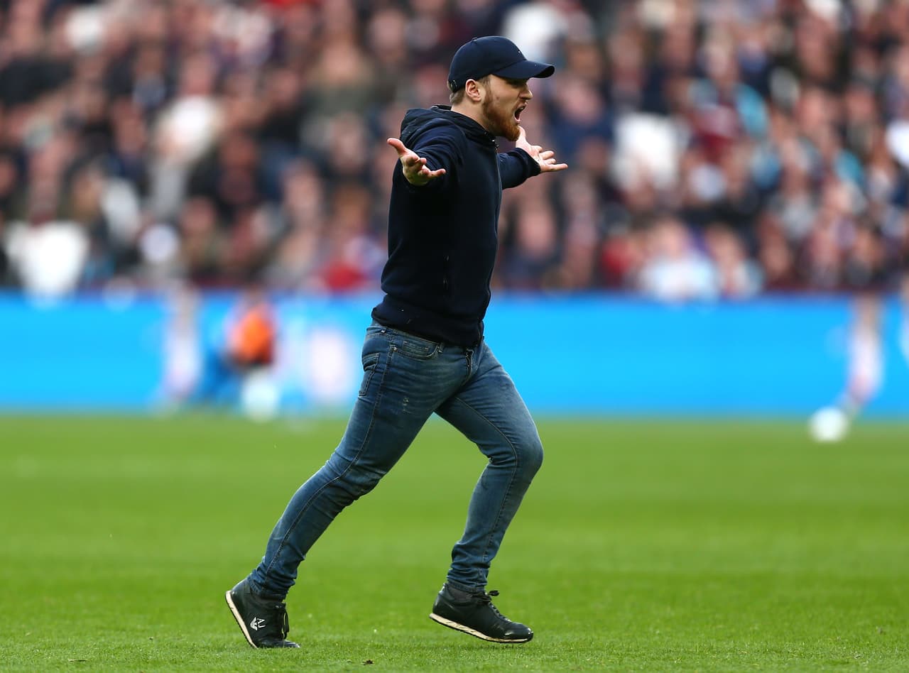 Lo que antes era una fiesta se convirtió en la frustración de los fanáticos del West Ham y algunos entraron a protestar al terreno.