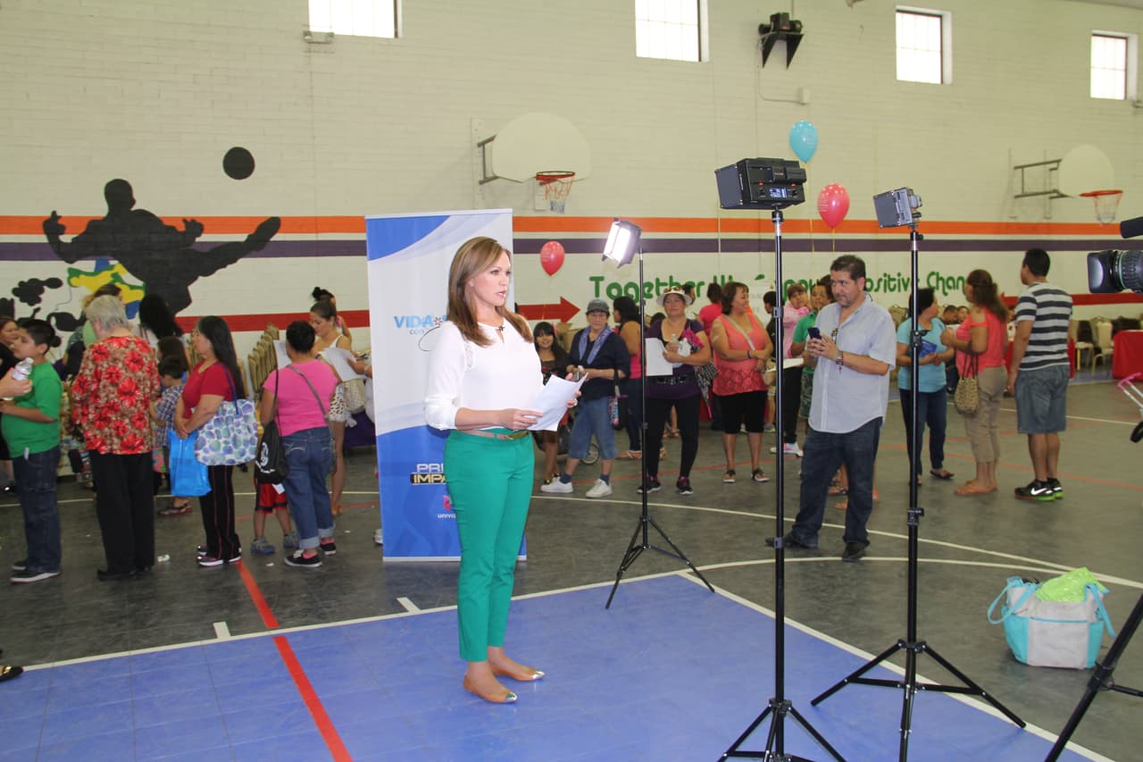 Unas 300 personas asistieron a la feria “Camino a la Salud’, donde se hicieron exámenes gratis, bailaron Zumba y conocieron a la carismática Cecilia Ramírez Harris de Primer Impacto.