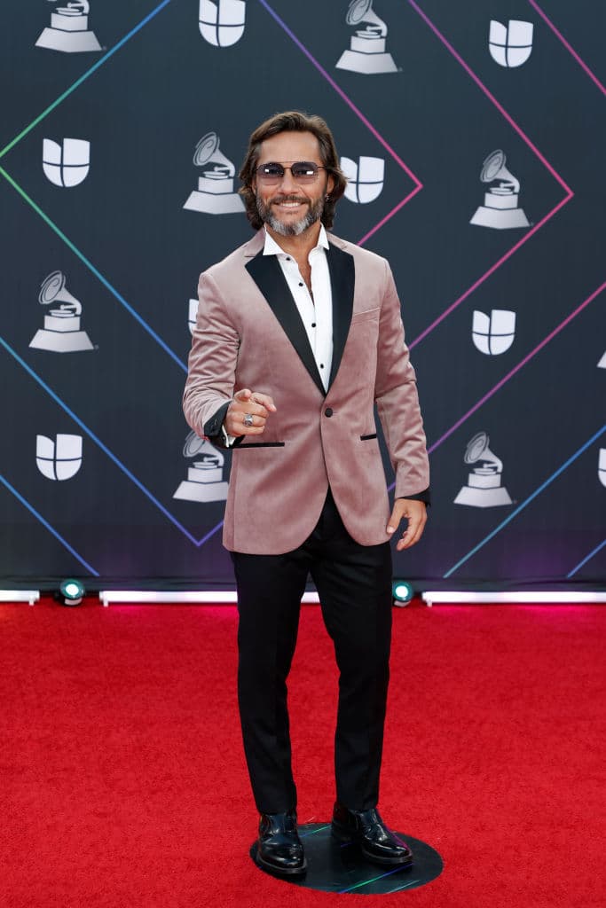 El argentino 
<b>Diego Torres</b> fue parte de la tendencia de tonalidades rosadas.