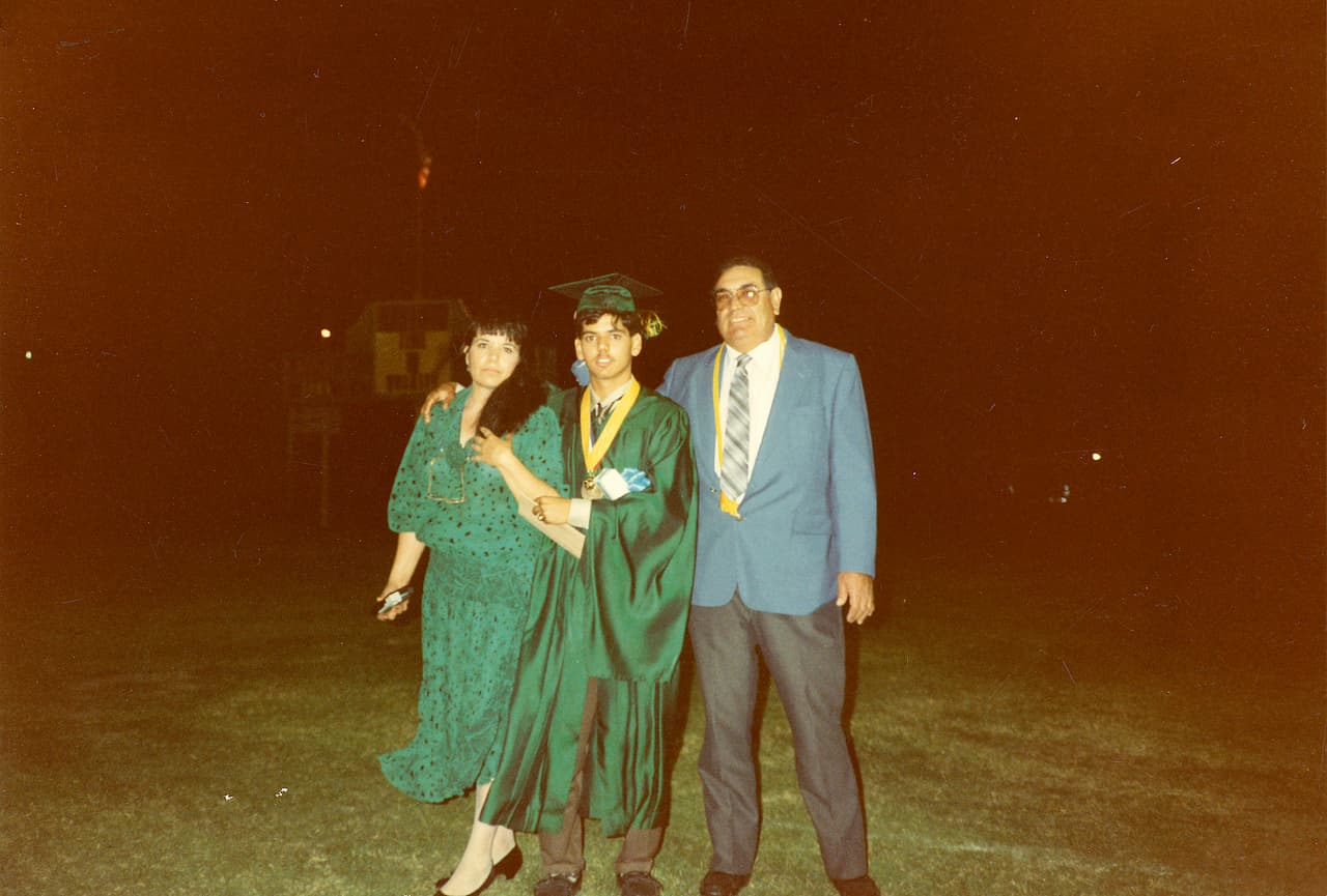 La madre de Ruiz llegaba en los veranos para trabajar como jornalera desde México cuando era joven, el padre trabajaba de mecánico en el campo.