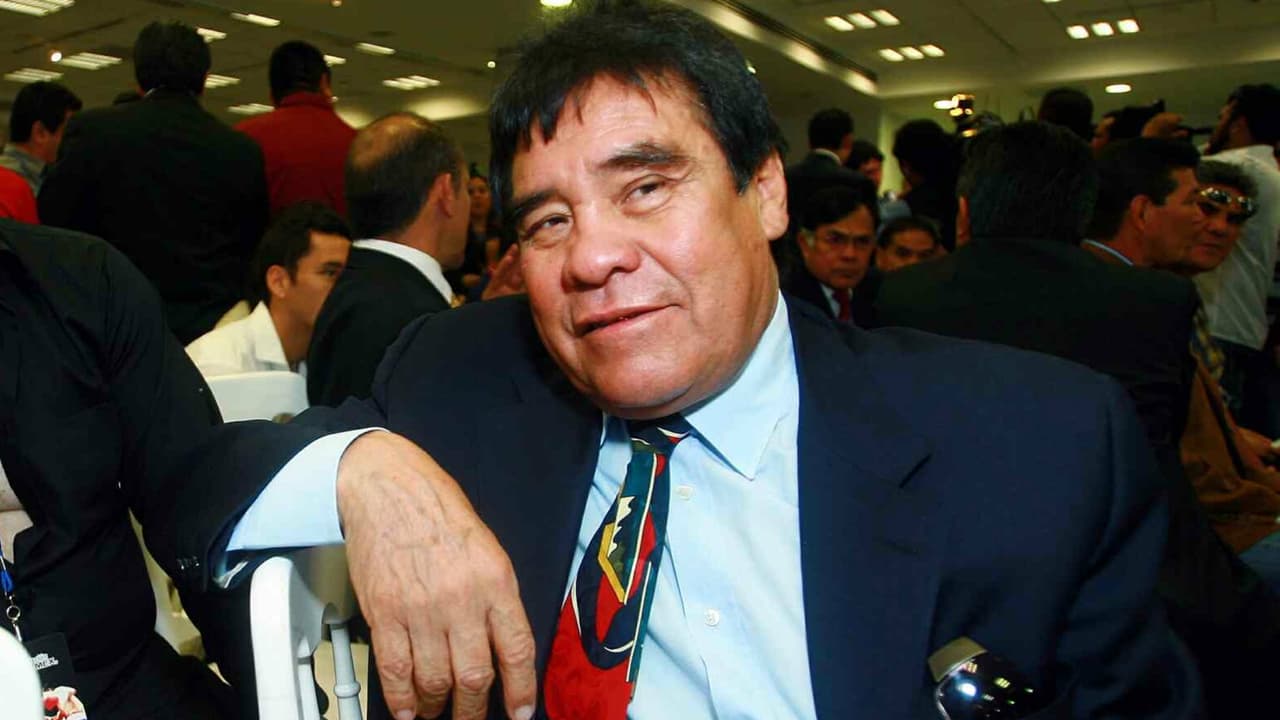 Rubén ‘El Púas’ Olivares nació en 1947 en Ciudad de México. Fue Campeón Mundial de peso pluma y peso gallo. Se le considera en el país Azteca como uno de los más grandes boxeadores. En marzo de 1988 perdió su último combate ante su compatriota Ignacio Madrid. La pelea se dio en La Arena México. ‘El Púas’ llegó hasta el cuarto round, en el que lo vencieron por nocaut. Madrid tenía 25 años, mientras que Olivares 41. El derroche de dinero en lujos, las decenas de amantes, los supuestos amigos, el alcohol y las drogas lo llevaron de nuevo a un KO más difícil de superar.