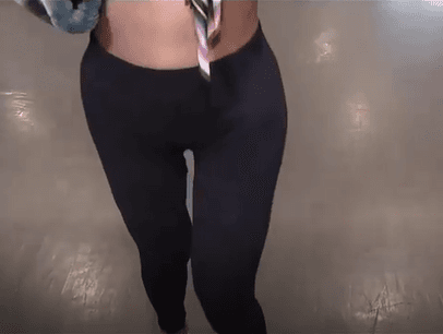 Lucía, quien modeló ante los reporteros con la blusa levantada, mostró que se mantiene en forma.