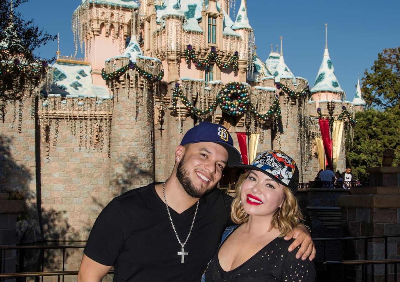 Otra de las cantantes de regional que gusta mucho de visitar el llamado 'Mágico mundo', es Chiquis Rivera; quien recién acudió al lugar acompañada de su novio Lorenzo Méndez, vocalista de La Original Banda El Limón.