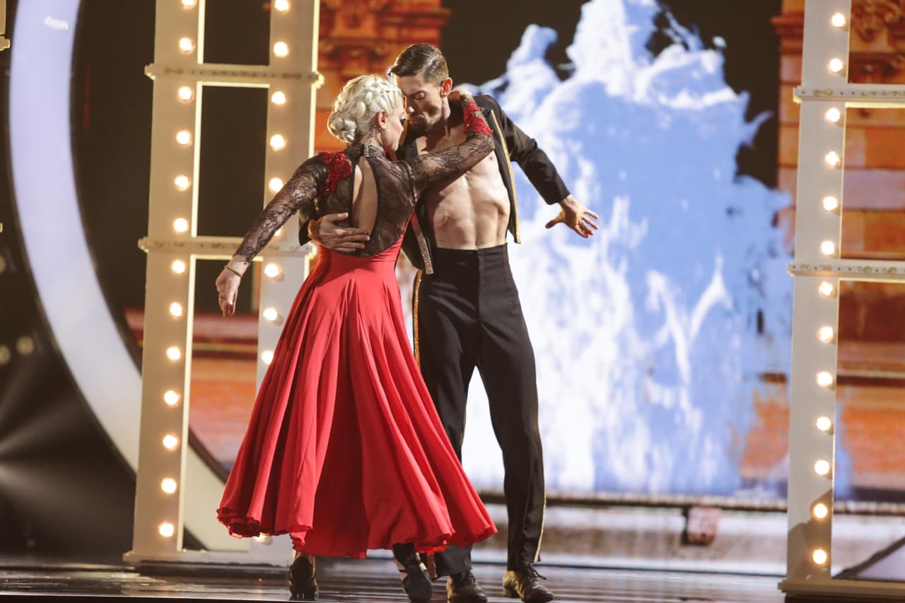 En su segundo baile de la noche, el actor español interpretó magistralmente un pasodoble al ritmo de 'Malagueña', el cual dejó a los jueces realmente sorprendidos. Además, el español recibió la visita sorpresa de sus padres, quienes no daban crédito de lo que acababan de ver en el escenario.