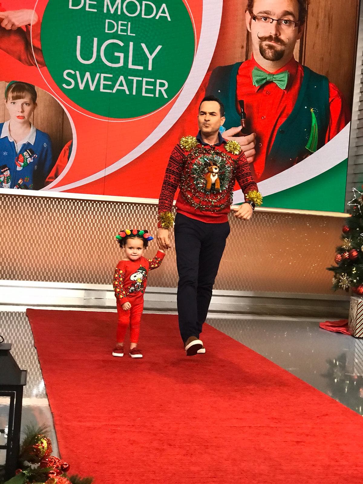 Carlos Calderón llegó muy bien acompañado de una beba con grandes dotes en el modelaje y conquistó al jurado compuesto por Marcela Sarmiento, Elyangelica González y Paola Gutiérrez.