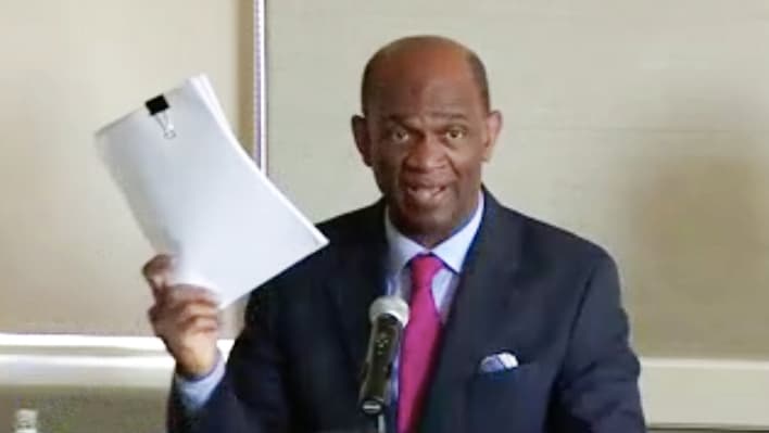 Acusan a reconocido pastor de Houston de una estafa por $3.5 millones por venta de bonos chinos sin valor