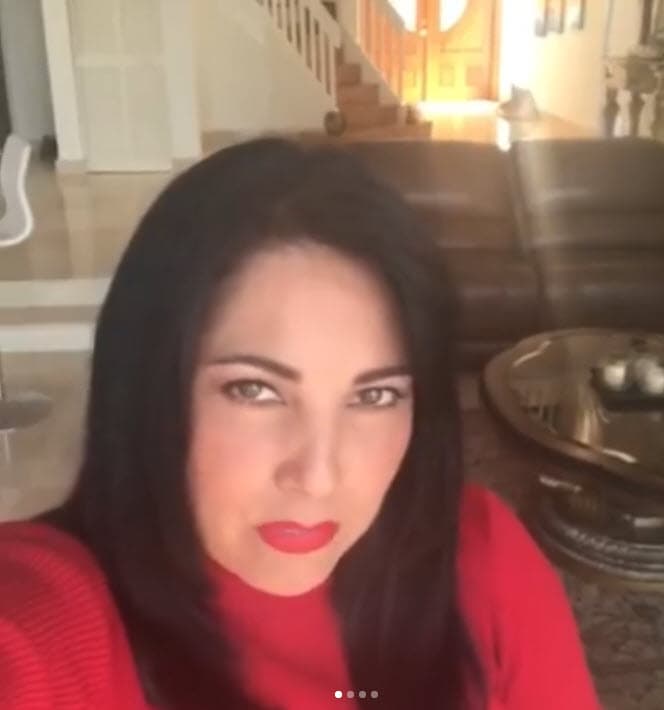 Al principio, sus hijas solo mandaban buenos deseos para su padre, pero en enero de 2019 Lilibeth le envió un duro mensaje a través de cuatro videos en
<a href="https://www.instagram.com/p/BstdX7dgctX/?utm_source=ig_embed" target="_blank">Instagram</a>: “Hice lo propio como hija de Dios, hija tuya, te busqué, te contacté, procuré nuestro encuentro, lo sabes. Contacté a Carolina a través de textos, los cuales conservo, donde le pedí oráramos juntos. Me leyó, pero no me contestó, cosa que también dejo en manos de Dios".