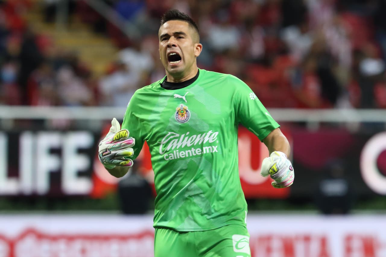 Jiménez, que fue factor, festejó con todo el tanto de Chivas.