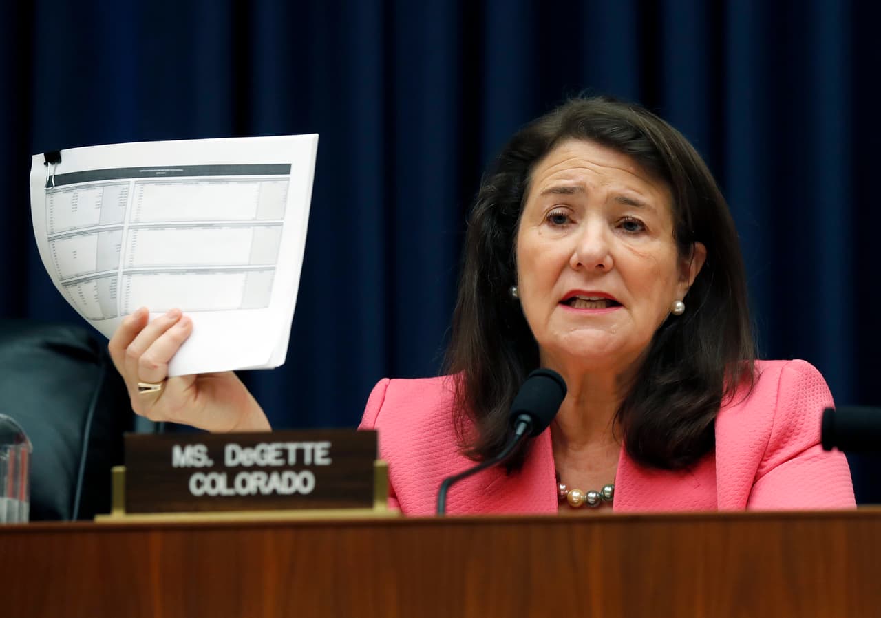 La 
<b>representante por Colorado, Diana DeGette</b>, quien fuera abogada de derechos civiles y actualmente cumple su decimotercer periodo en la Cámara Baja, es una importante aliada de 
<a href="https://www.univision.com/temas/nancy-pelosi">Nancy Pelosi</a>. La líder demócrata la escogió para presidir la Cámara durante la votación del primer
<i> <a href="https://www.univision.com/temas/impeachment">impeachment</a></i> contra Trump. DeGette dijo sentirse sorprendida aunque rápidamente aceptó la propuesta. "La monstruosidad de esta ofensa no se le escapa a nadie", declaró la representante de Denver, según un reporte de AP.