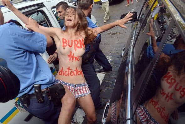 El alcalde en funciones de Moscú, Serguéi Sobianin, se pronunció a favor de que el dirigente opositor Alexéi Navalny se presente a las elecciones al Ayuntamiento de la capital rusa del próximo 8 de septiembre. Navalny decidió retirar su candidatura tras ser condenado la víspera a cinco años de cárcel en un caso de robo de madera y fraude, lo que de hecho le inhabilitaba para tomar parte en unas elecciones. Después de su arresto, condena y posteriores demostraciones en St. Petersburg y otras ciudades rusas, el bloguero fue puesto en libertad en forma inesperada. Al quedar en libertad hasta que se resuelva la apelación de la sentencia, el opositor podría concurrir teóricamente a los citados comicios. Tras abandonar la prisión preventiva de la ciudad de Kírov, unos 900 kilómetros al este de la capital, Navalny señaló que tomara una decisión cuando vuelva a casa. Mientras, el veterano opositor liberal, Borís Nemtsov, animó hoy a Navalny a postular su candidatura, "continuar hasta el final y ganar". "Estoy convencido de que si en las elecciones recibe más de un millón de votos, no se atreverán a encerrarlo. La garantía de inmunidad de Navalny depende directamente del apoyo popular", apuntó. Navalny, bloguero anticorrupción que sacó a la luz los trapos sucios del partido del Kremlin, era considerado hasta su condena ayer a cinco años de cárcel el dirigente opositor con mayor gancho electoral. Los analistas no creen en una posible victoria de Navalny en las elecciones a la alcaldía, pero consideran que su condena sí puede traerle réditos electorales. Uno de los organizadores en diciembre de 2011 de las mayores protestas antigubernamentales desde la caída de la Unión Soviética, Navalny fue el dirigente más votado cuando la oposición extraparlamentaria decidió crear un consejo coordinador.