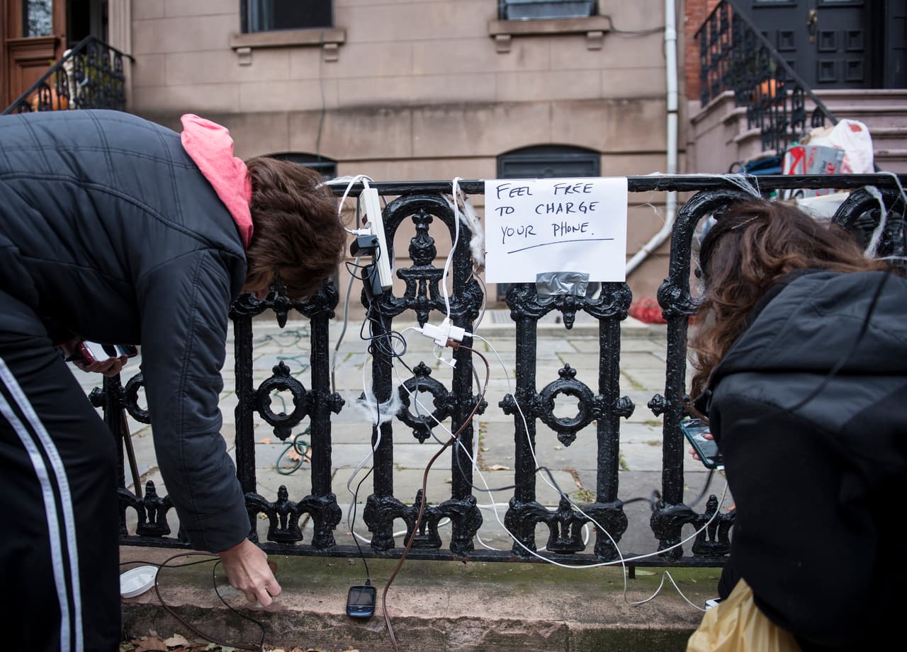 La mayor parte de la ciudad perdió la energía durante Sandy. En esta casa, donde no se cortó la luz, decidieron compartir con sus vecinos.