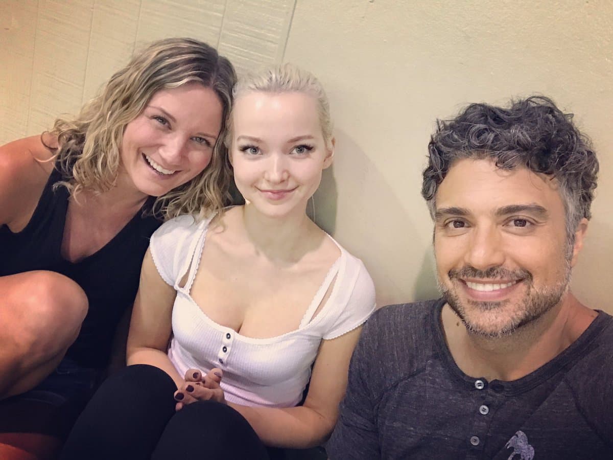 Y por lo visto está feliz, pues en todo momento comparte imágenes con las protagonistas de este exitoso musical que ha regresado al también cantante a los escenarios teatrales.