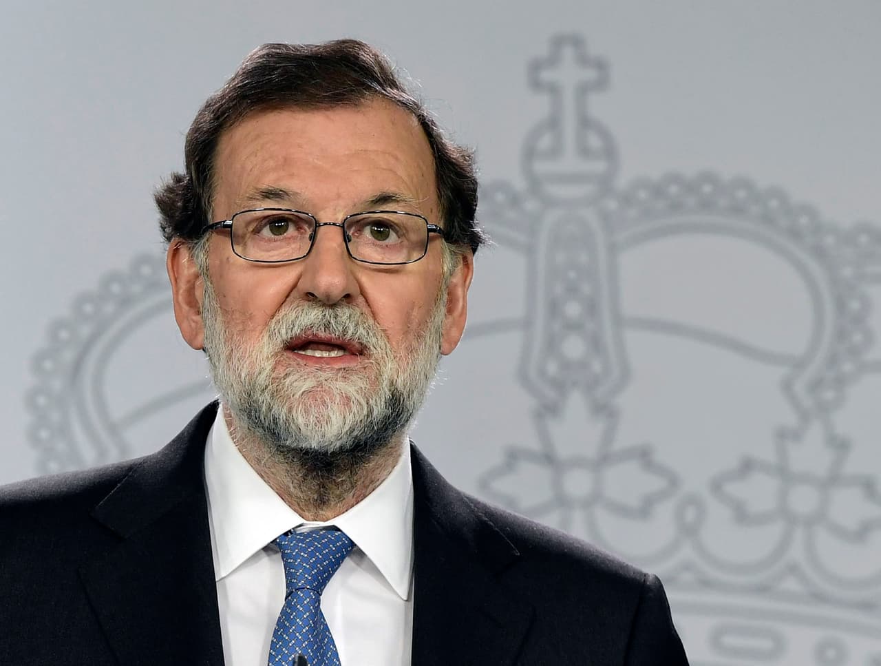 El presidente español, Mariano Rajoy, anunció este viernes que destituía a todo el gobierno catalán después de que declarara de manera unilateral la independencia. Además indicó que ha disuelto el Parlamento de Cataluña y ha convocado elecciones en esta región para el 21 de diciembre.