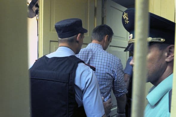 El alcalde en funciones de Moscú, Serguéi Sobianin, se pronunció a favor de que el dirigente opositor Alexéi Navalny se presente a las elecciones al Ayuntamiento de la capital rusa del próximo 8 de septiembre. Navalny decidió retirar su candidatura tras ser condenado la víspera a cinco años de cárcel en un caso de robo de madera y fraude, lo que de hecho le inhabilitaba para tomar parte en unas elecciones. Después de su arresto, condena y posteriores demostraciones en St. Petersburg y otras ciudades rusas, el bloguero fue puesto en libertad en forma inesperada. Al quedar en libertad hasta que se resuelva la apelación de la sentencia, el opositor podría concurrir teóricamente a los citados comicios. Tras abandonar la prisión preventiva de la ciudad de Kírov, unos 900 kilómetros al este de la capital, Navalny señaló que tomara una decisión cuando vuelva a casa. Mientras, el veterano opositor liberal, Borís Nemtsov, animó hoy a Navalny a postular su candidatura, "continuar hasta el final y ganar". "Estoy convencido de que si en las elecciones recibe más de un millón de votos, no se atreverán a encerrarlo. La garantía de inmunidad de Navalny depende directamente del apoyo popular", apuntó. Navalny, bloguero anticorrupción que sacó a la luz los trapos sucios del partido del Kremlin, era considerado hasta su condena ayer a cinco años de cárcel el dirigente opositor con mayor gancho electoral. Los analistas no creen en una posible victoria de Navalny en las elecciones a la alcaldía, pero consideran que su condena sí puede traerle réditos electorales. Uno de los organizadores en diciembre de 2011 de las mayores protestas antigubernamentales desde la caída de la Unión Soviética, Navalny fue el dirigente más votado cuando la oposición extraparlamentaria decidió crear un consejo coordinador.