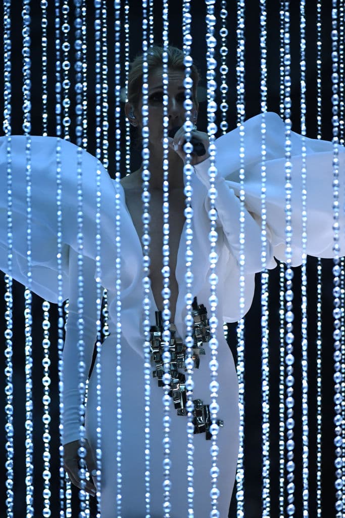 El primer acorde de la canción fue recibido con una ovación en la arena T-Mobile, mientras que en Twitter era lo más comentado con mesajes de nostalgia.