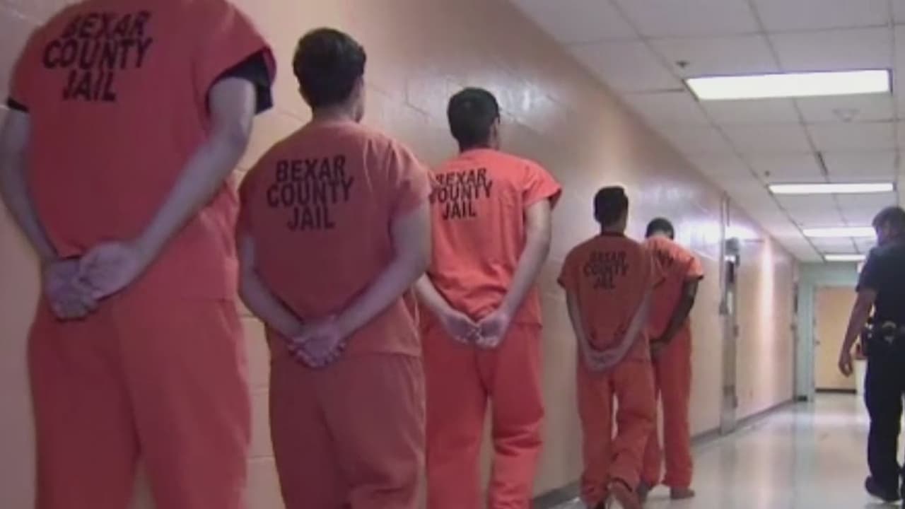 Juez del Condado Bexar anula orden de Greg Abbott que limita liberación de reos