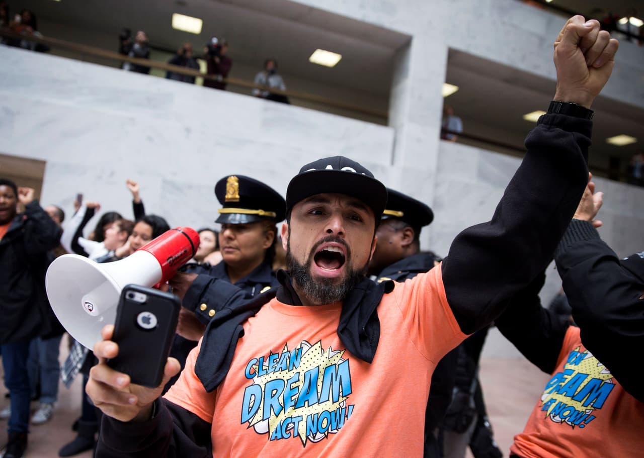 Inmigrantes protestan en el Congreso para pedir que se apruebe el Dream Act antes de fin de año y sin restricciones
