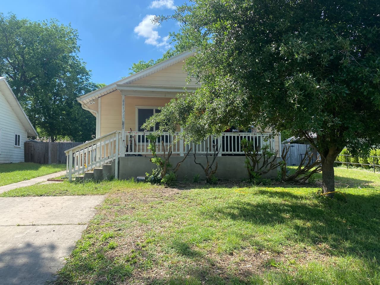 Después de los disparos, Ontiveros salió de su residencia, hizo una llamada y salió con su vehículo del lugar, según los documentos de corte. Luego regresó y llamó al 911.