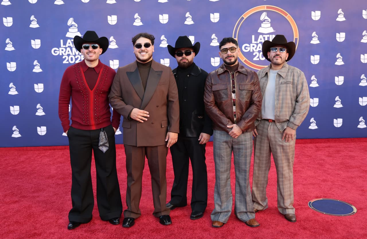 Los integrantes de Grupo Frontera posando para la foto.