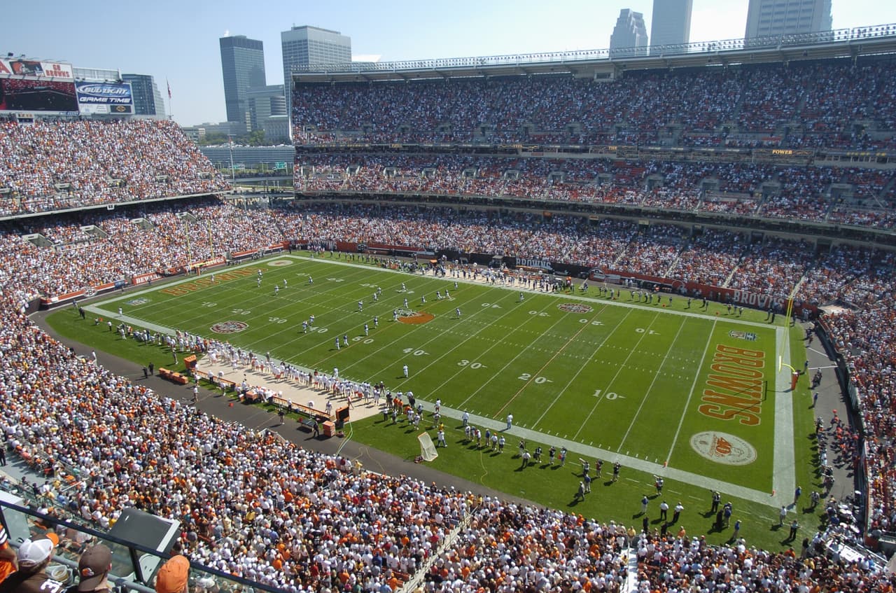 El estadio tiene capacidad para 67,000 personas y aunque se utiliza mayormente para fútbol americano, varios equipos de fútbol han jugado en el lugar.