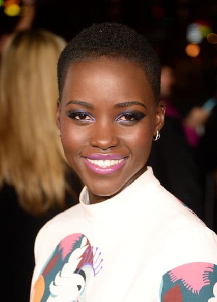 'La Mujer del Año' siguió respondiendo: "Vengo de una familia amorosa, de apoyo, y mi madre me enseñó que hay formas más valiosas para alcanzar la belleza que sólo a través de sus características externas".